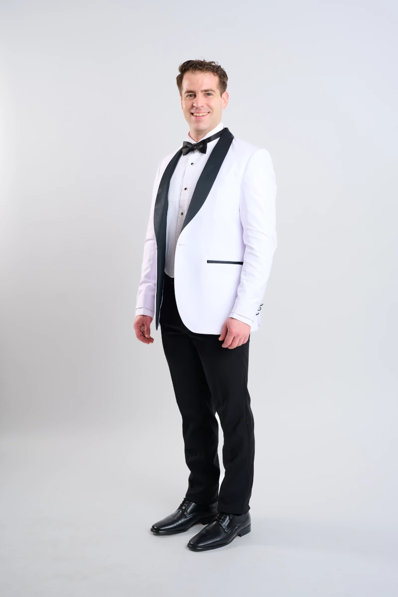 Smoking blanco con pantalón negro