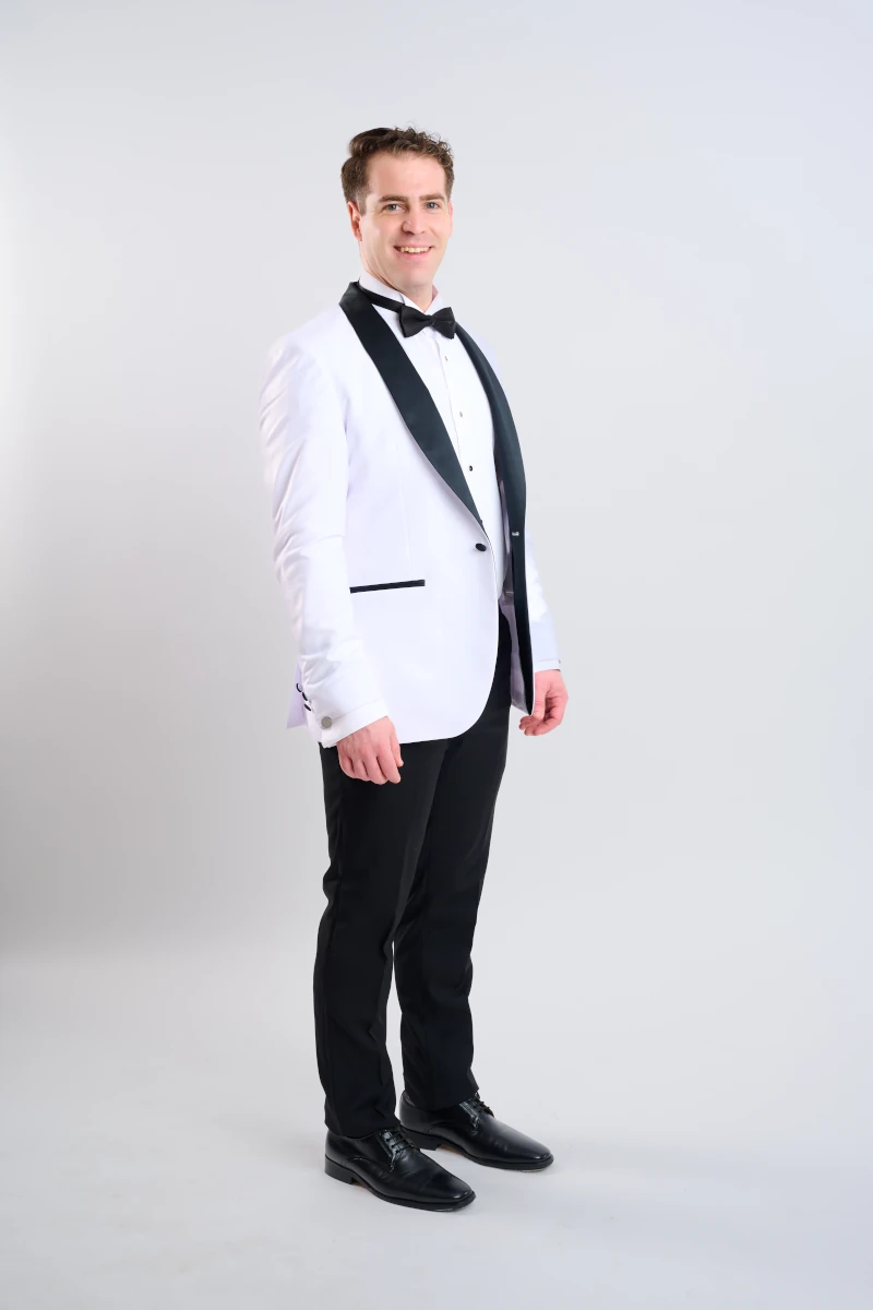 Smoking blanco con pantalón negro